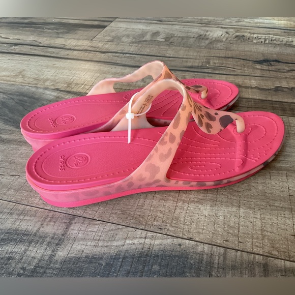 NWOT Crocs 203136 Rio Thong Flip Flops Comfort Sandals Coral Pink Leopard Sz 7 - Picture 3 of 11